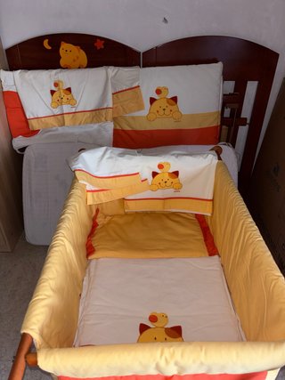 Conjunto cuna y minicuna completo, con su ropa.