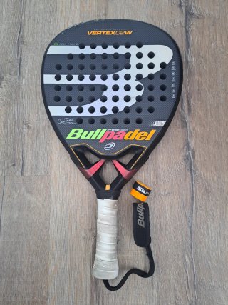 Pala de pádel Bullpadel Vertex 02 + grip nuevo