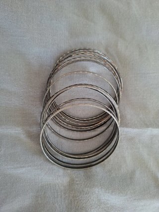 Conjunto de 12 Pulseras Plateadas