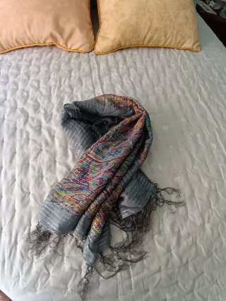 Pañuelo Gris con Estampado Multicolor