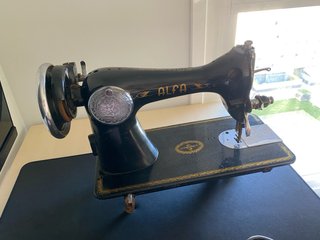 Máquina de coser antigua Alfa