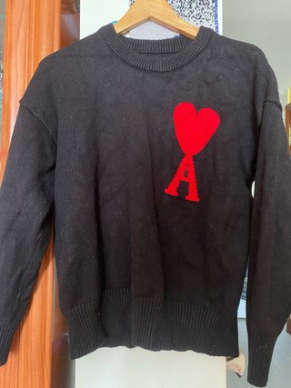 Sudadera Ami Negra con Corazón Rojo