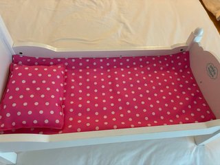 Cama de madera para muñecas