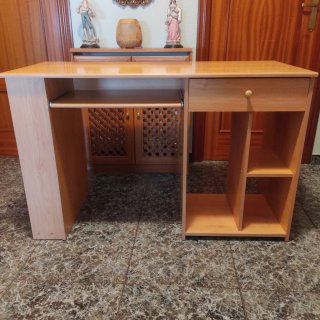 Mesa de ordenador de madera