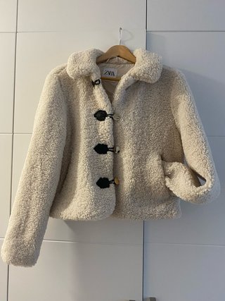 Abrigo de borreguito ZARA. Para tallas XS y S