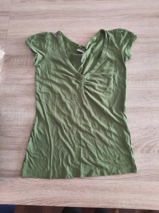 Camiseta Verde con Escote en V
