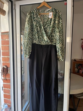 Mono NAF NAF Pantalón Negro y Blusa Estampada
