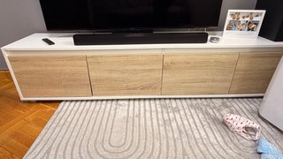 Mueble de salón blanco y madera