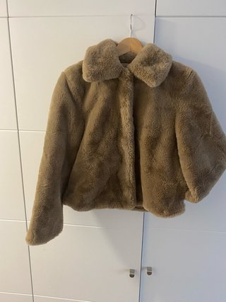 Abrigo de pelo sintético beige. Como nuevo.