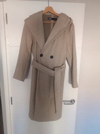 Abrigo Zara Beige con Capucha