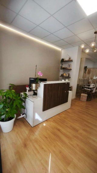 Mostrador de Recepción Blanco y Madera.