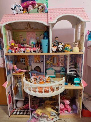 Casita de muñecas de madera
