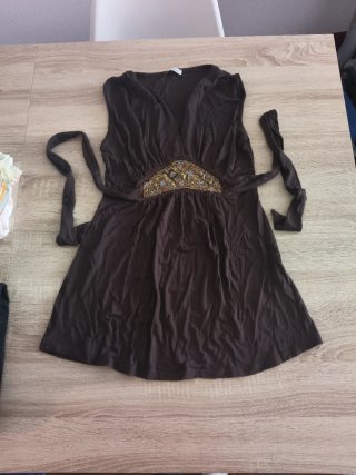 Camiseta de fiesta marrón con detalle