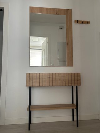 Entrada con espejo y consola