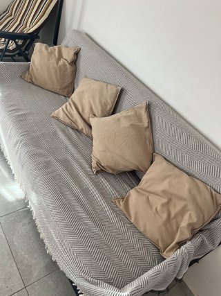 Sofá cama con cojines