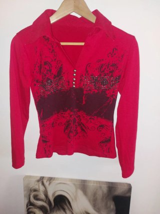 Camiseta roja con estampado y botones