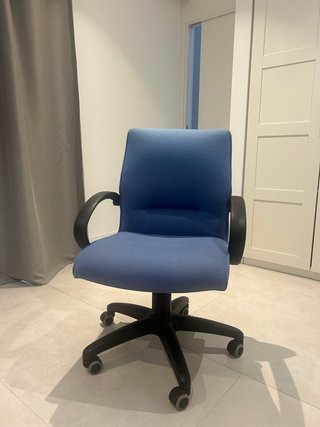 Silla de oficina azul con ruedas