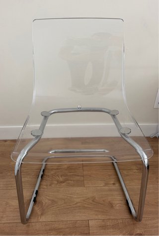 Silla Transparente con Estructura Metálica