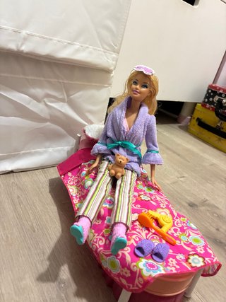Cama de Barbie con Muñeca en pijama