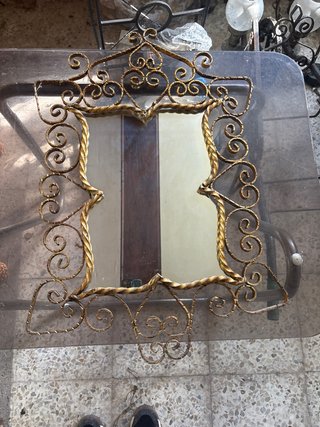 Specchio con cornice in metallo dorato
