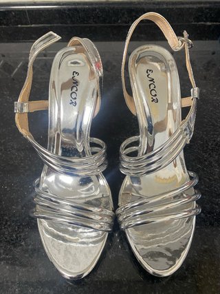 Sandalias de tacón plateadas ceremonia
