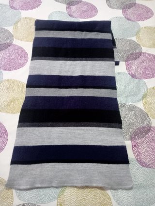 Bufanda de rayas azul y gris