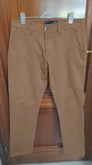Pantalón chino color caramelo