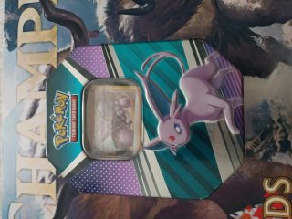 Lata Pokémon Espeon Umbreon con 100 cartas