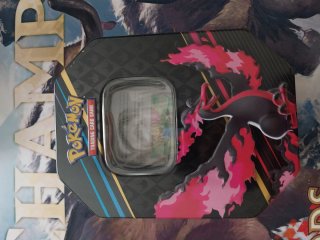 Lata Pokémon Cenit Supremo + 100 cartas.