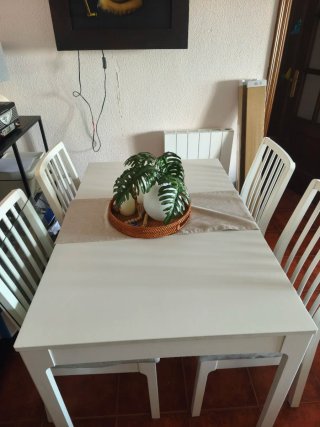 Conjunto de Mesa y 4 Sillas Blancas