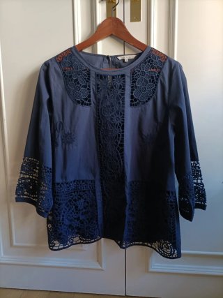 Blusa azul Síntesis con dibujo troquelado