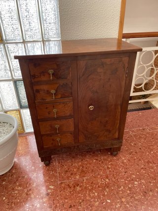 Armario antiguo de madera
