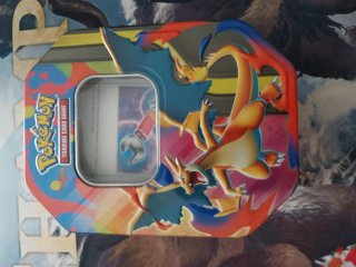 Lata Pokémon Charizard + 100 cartas originales.