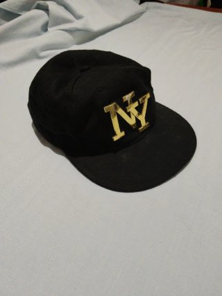Gorra Negra NY con Letras Doradas