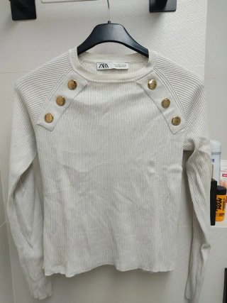 Jersey Zara Blanco con Botones Dorados