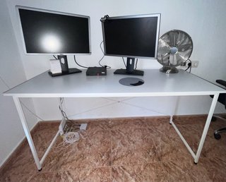 Mesa de escritorio blanca
