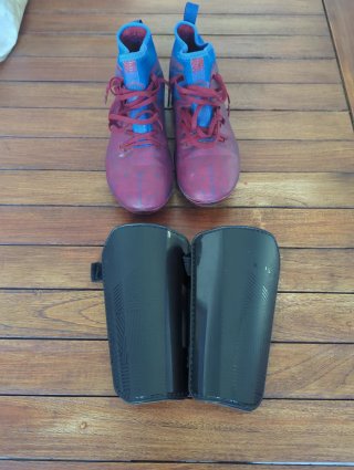 Botas de fútbol talla 35 y espinilleras