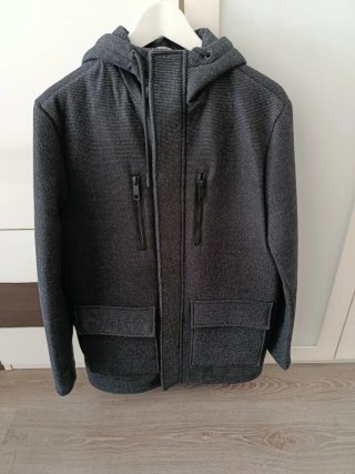 Abrigo con capucha gris