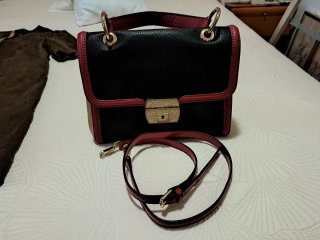 Bolso Moschino Negro y Rojo.