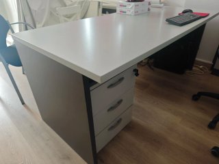 Mesa de oficina con posibilidad de cajonera