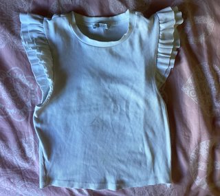 Camiseta blanca Zara con volantes