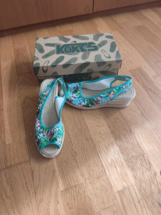Sandalias de cuña Koks a estrenar