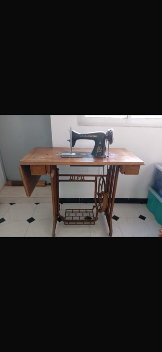 Máquina de coser antigua ALFA con mueble