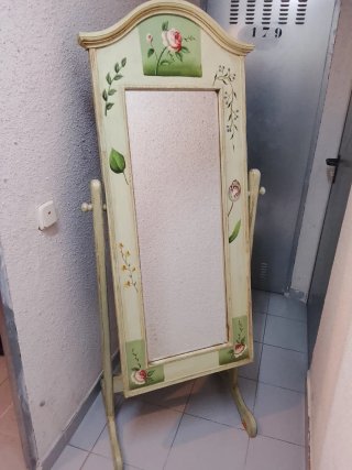 Espejo de pie de madera con motivos florales