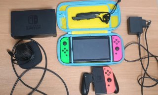 Nintendo Switch (2020) con accesorios