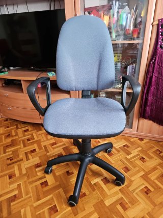 Silla de oficina giratoria gris