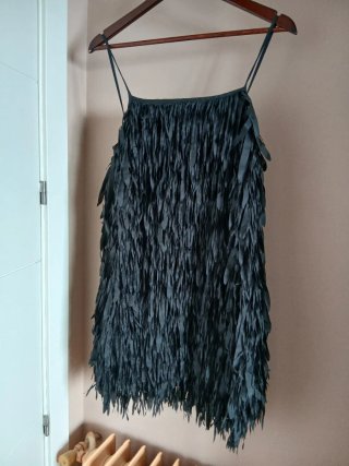 Vestido de fiesta negro con flecos