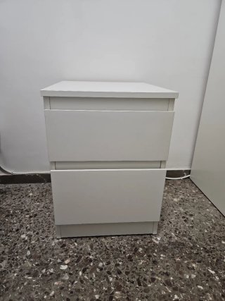 Mesita de noche blanca