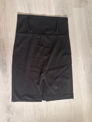 Falda negra midi
