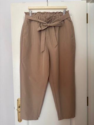 Pantalón Beige con Cinturón